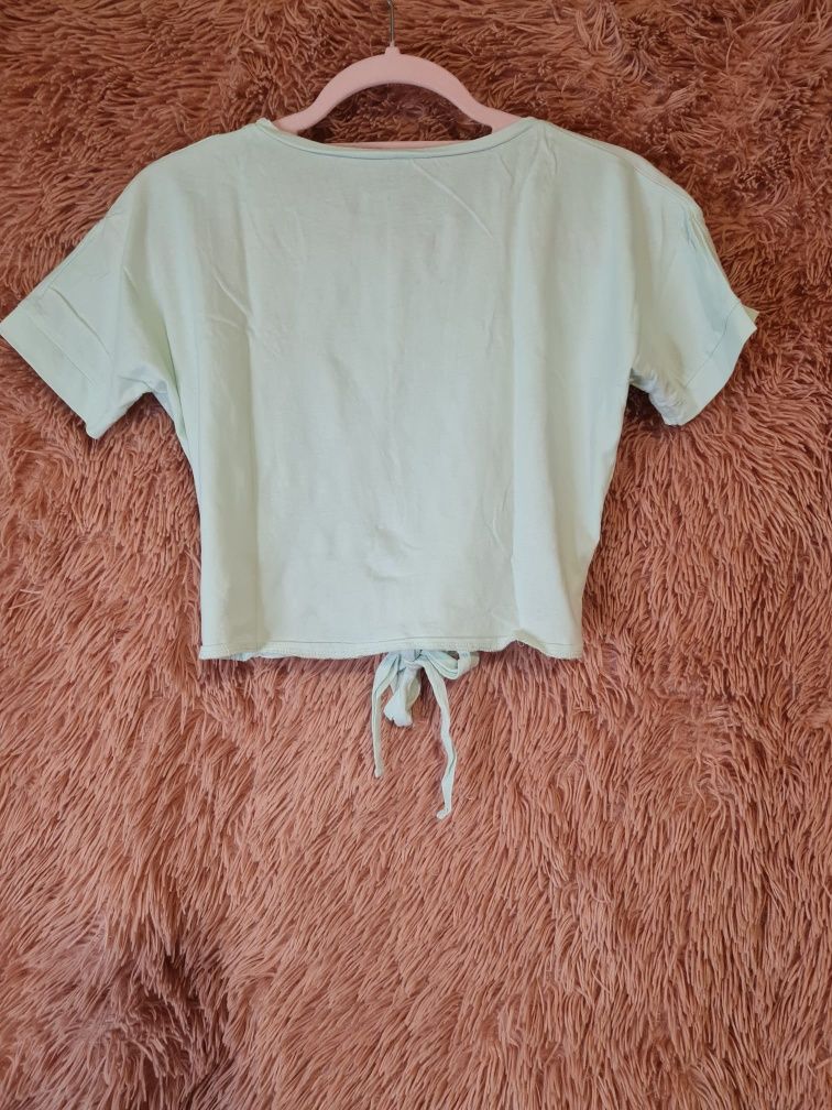 Miętową koszulka z wiązanym przodem w rozmiarze XS