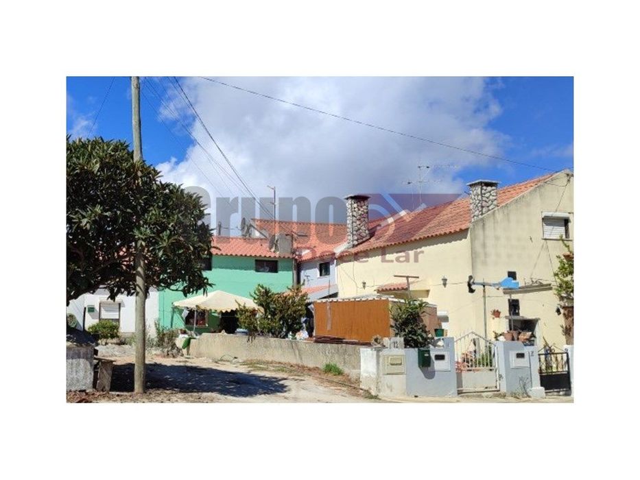 Moradia R/C e Sótão para REMODELAR em Sesimbra(Castelo)