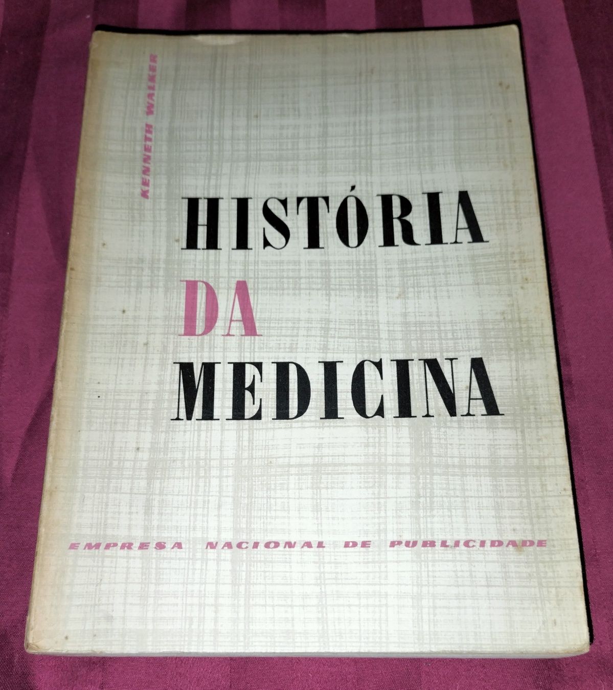 Livro Antigo "História da Medicina"