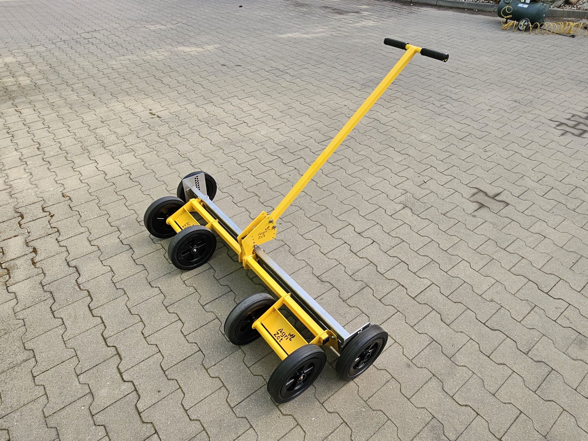 Niwelator ręczny rozsuwany / równarka ziemi /

listwa niwelująca
