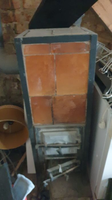 Piec kaflowy w metalowej ramie