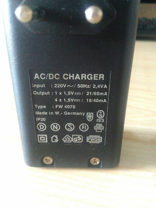 Зарядное устройство для аккумуляторных  батареек AA(aaa) Friwo