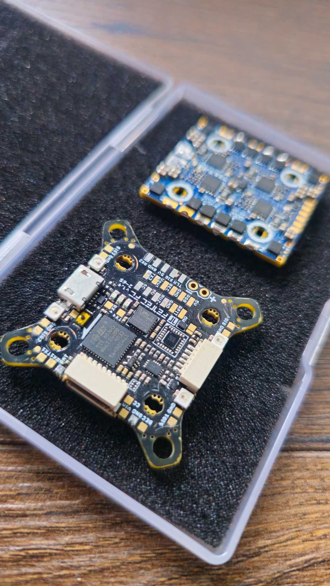 Kontroller FETtec KISS FC G4 + Regulator 4in1 ESC 35A