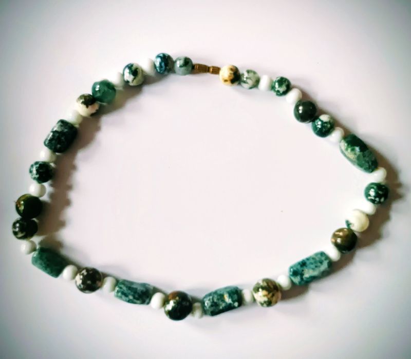 Колье и ожерелья из натуральных камней.