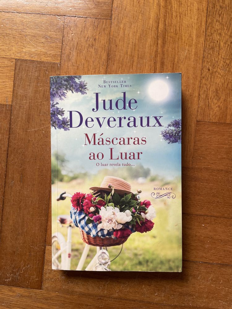 Livro: Máscaras ao Luar de June Deveraux