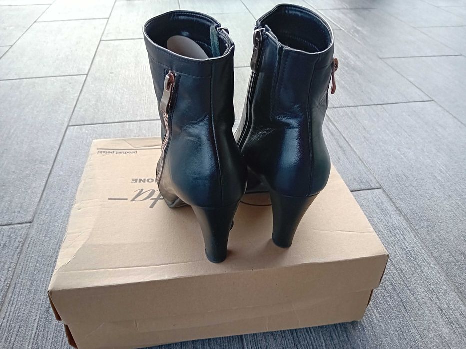 Zgrabne wygodne Botki skórzane z zamkiem Poland