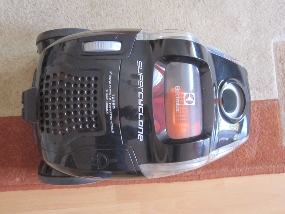 Odkurzacze-Zelmer Elf2 1400W /Electrolux bezworkowy 750W