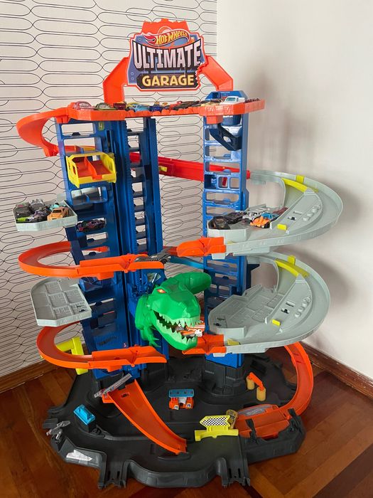 Автотрек Hot Wheels  Супер Гараж паркинг гигант с динозавром Ти Рекс