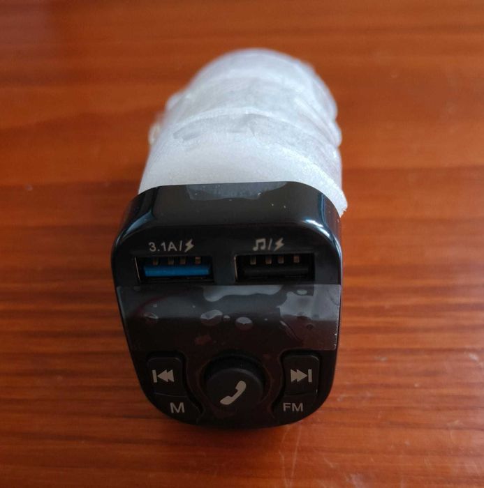 Carregador de isqueiro para telemóvel com funções de chamada e rádio.