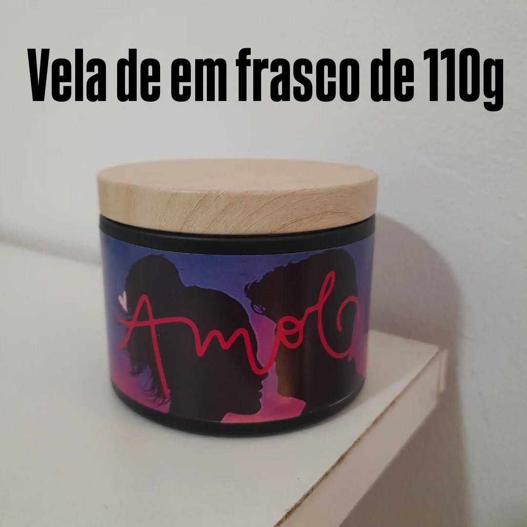 Vela artesanal com aroma  de morango e champanhe