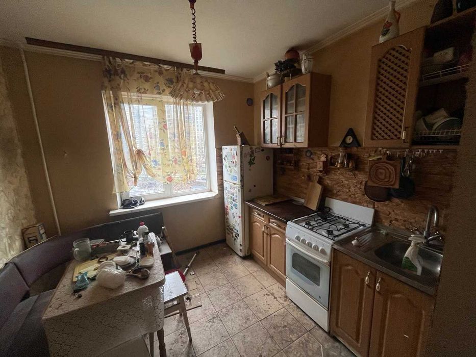 Здаємо 2-х кім. квартиру  біля метро Вирлиця. Вільна. Терміново!