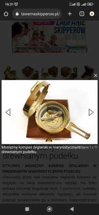 Mosiężny kompas żeglarski w marynistycznym drewnianym pudełku