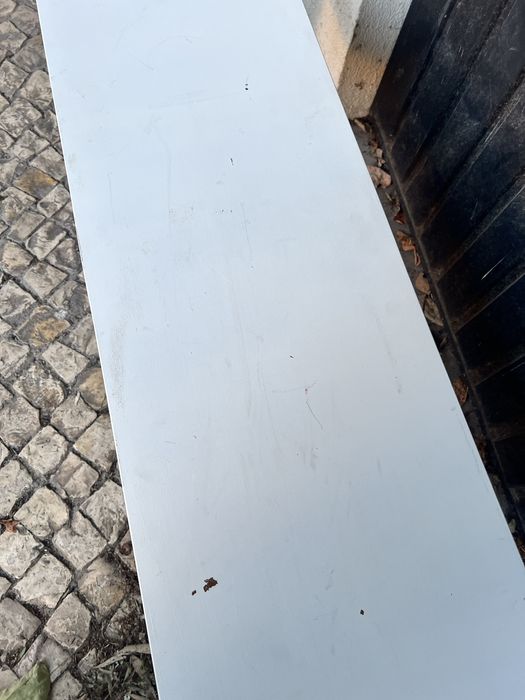 Móvel de televisão branco com rodas