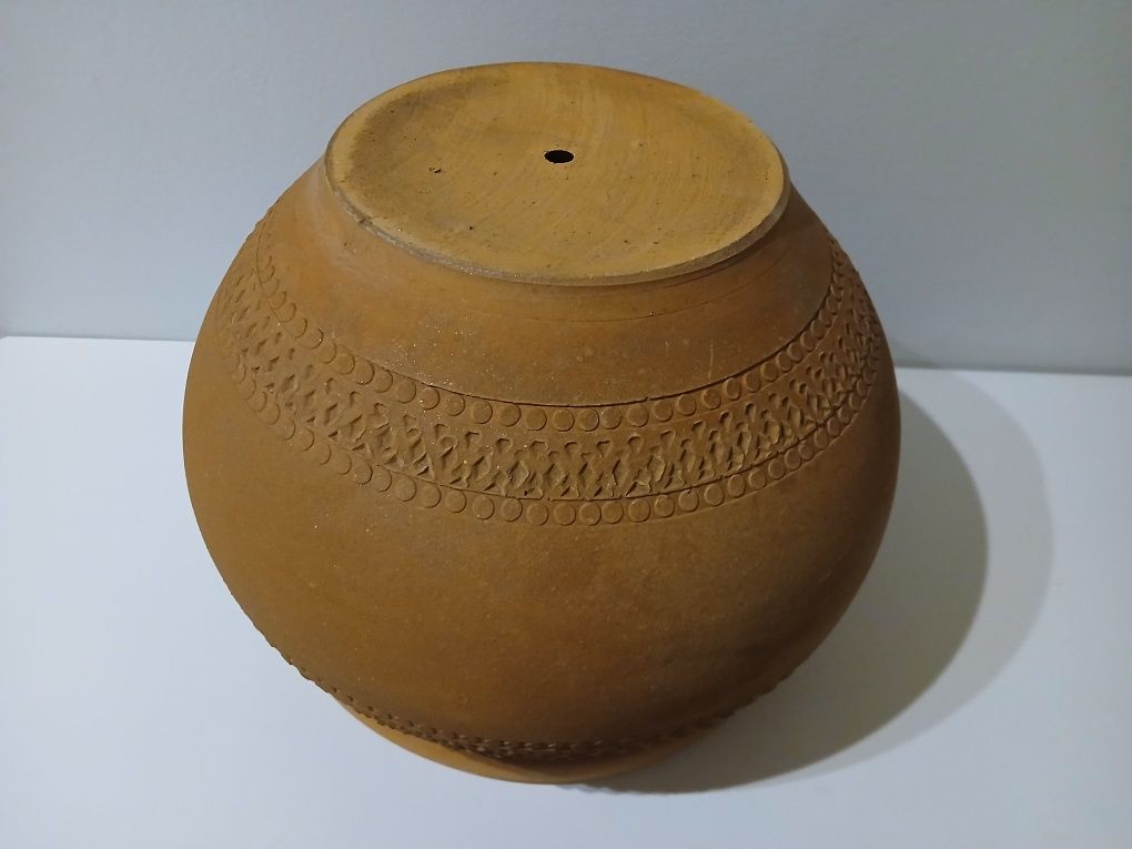 Vasos de barro redondos com trabalhado