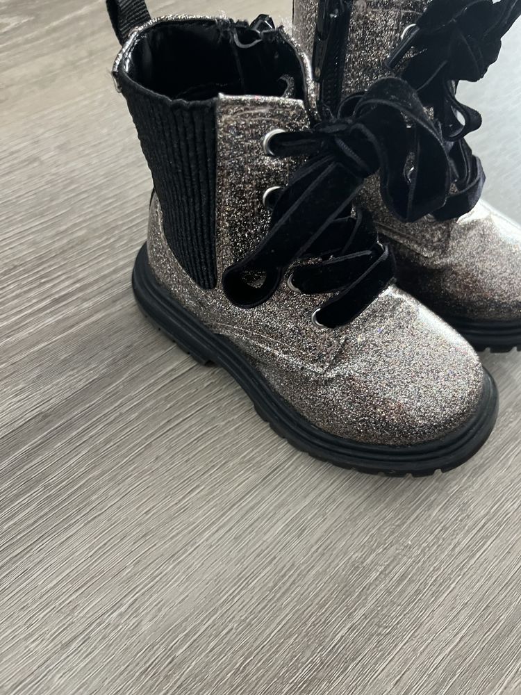 Botas brilhantes menina