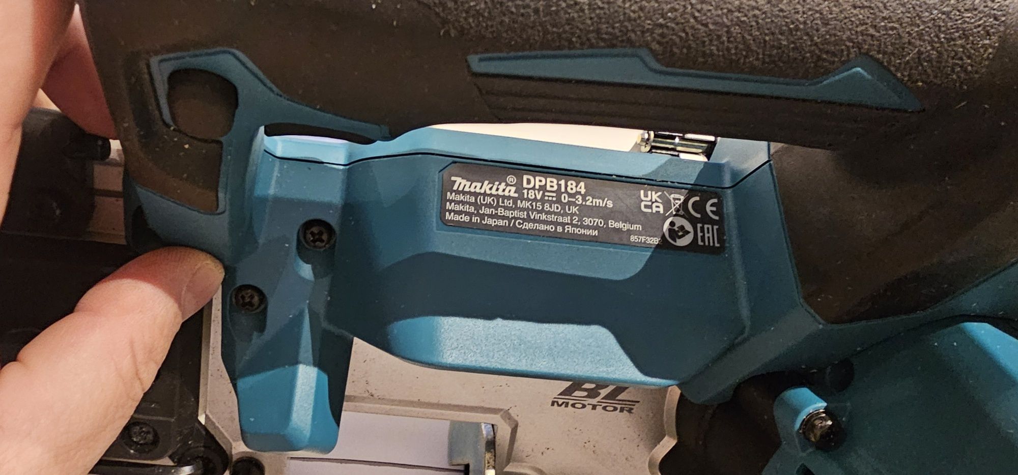 Makita DPB 184. Piła taśmowa.