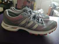 Ténis Adidas número 39 em tons rosa e cinzento azulado,