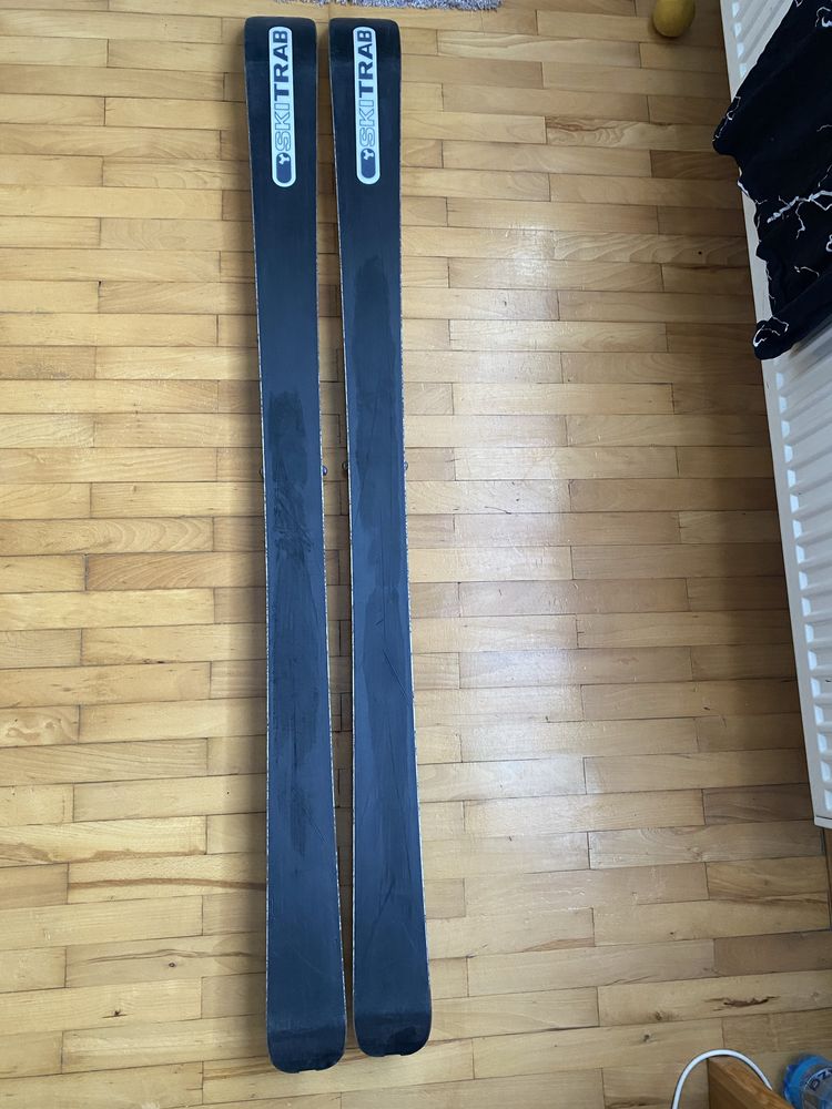 Narty skiturowe z wiązaniami pinowymi, długość 157 cm