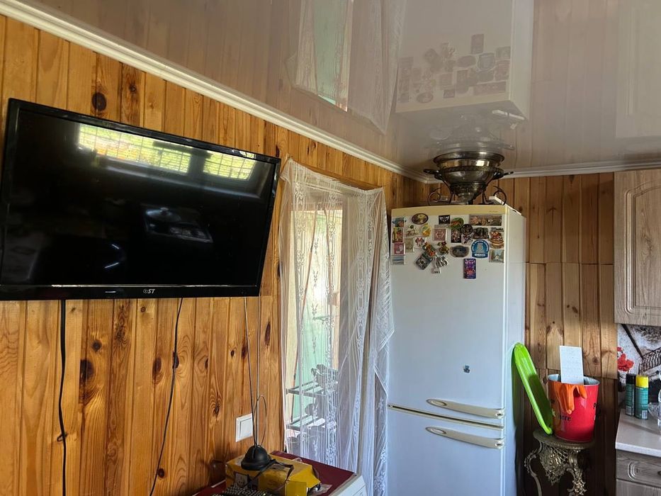 Сучасний гарний садовий будинок біля озера YV