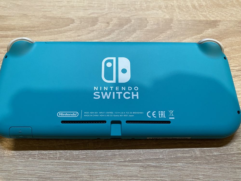 Nintendo Switch Lite z zestawem (etui, 4 gry, zasilacz)