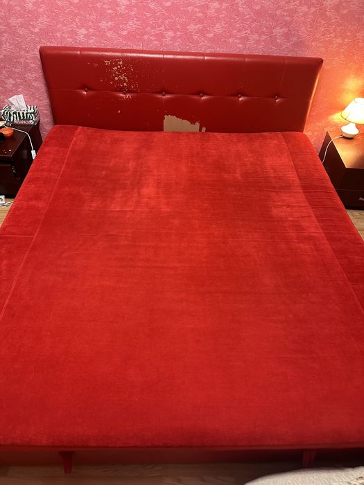 Двоспальне ліжко з матрацом