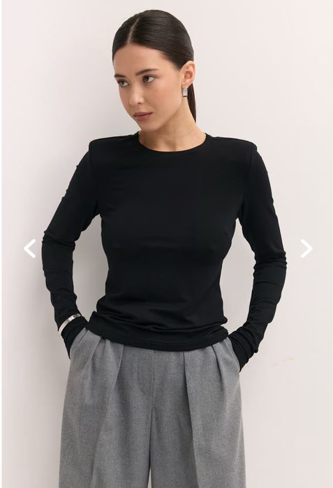 Чорна базова кофта з плечиками від Vloria
