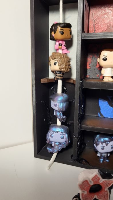 Полиця для кіндерів по серіалу Дивні Дива