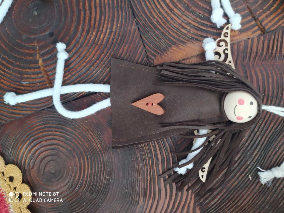 Aniołki : skórzano-drewniano-bawełniane