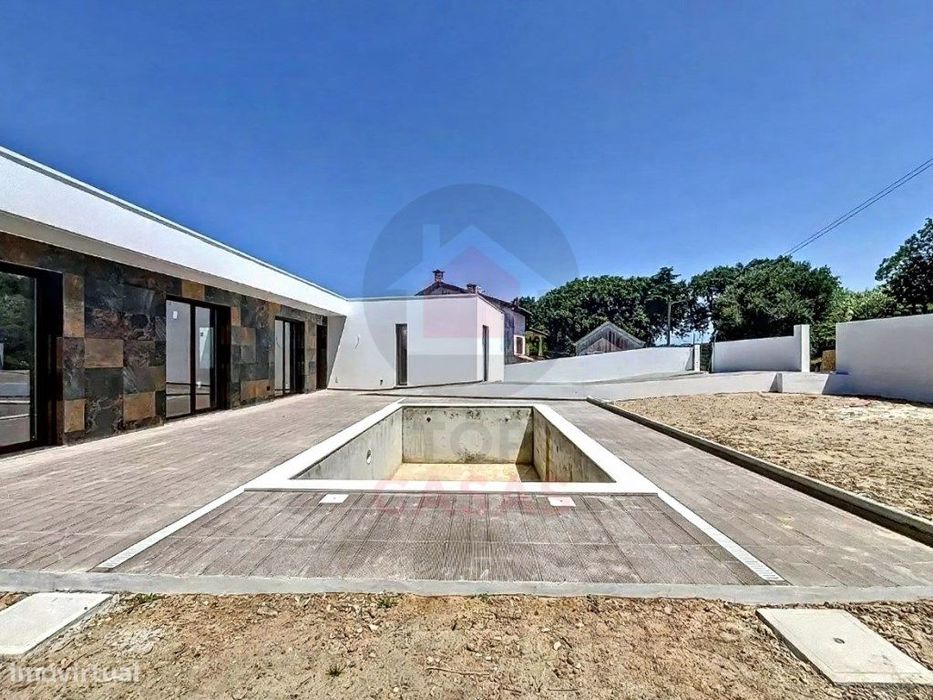 Moradia Contemporânea em Fase Final de Construção perto das Caldas ...