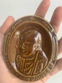 Emblemat płaskorzeźba portret Jana Pawła II ceramiczny prl retro
