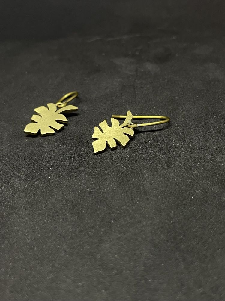 Brincos folhas de floresta