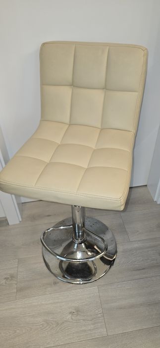 Hokery barowe – 2 sztuki – wygodne, stylowe, jasny kolor