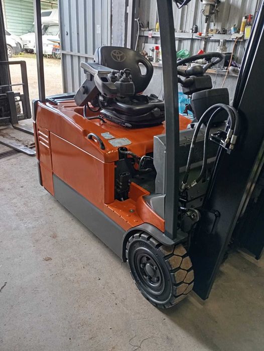 Empilhador eléctrico Toyota 7FBEF18 com balança - 1.800 Kg (2534)