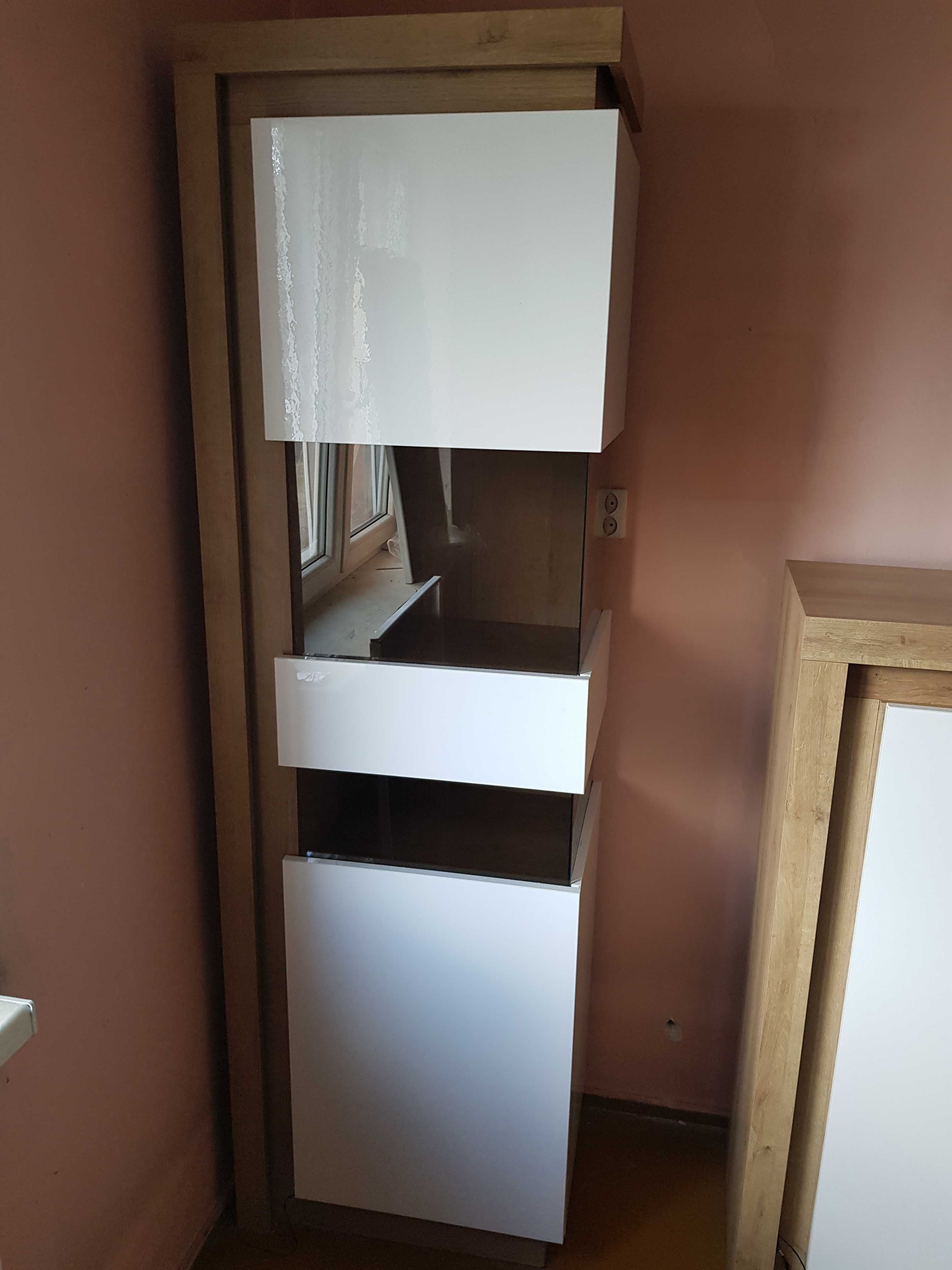 Meble LYON - przeszklone witryny z oświetleniem LED