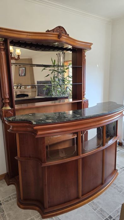 Bar de sala com 3 bancos