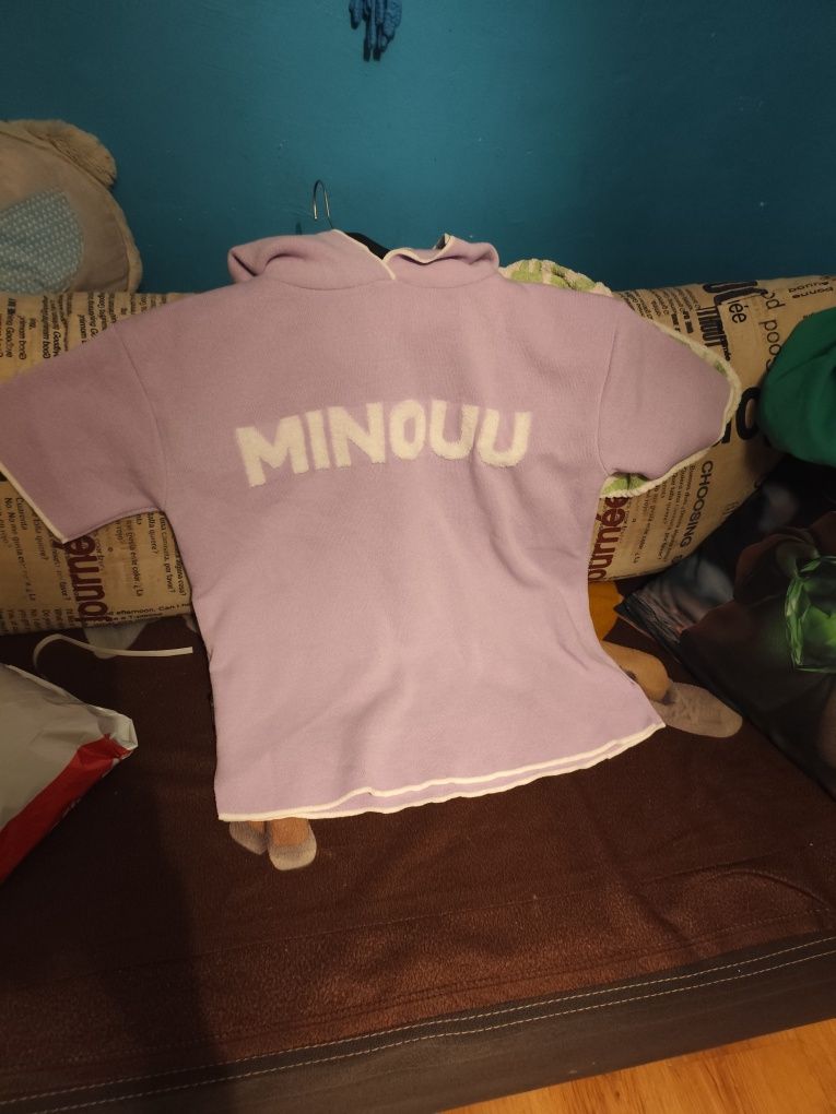 Minouu sweterek z kapturem