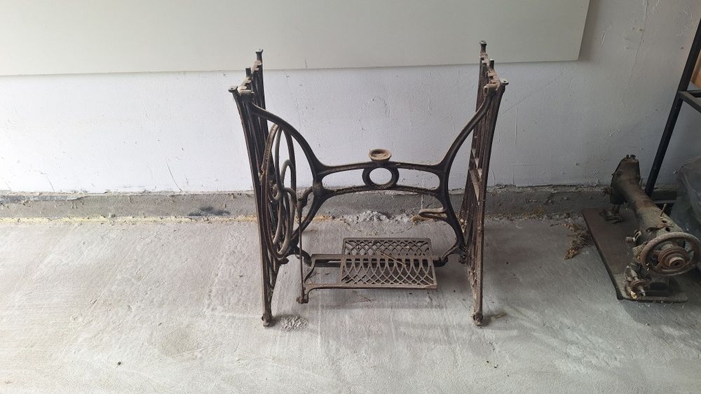 Станина для швейної машини American  + машинка  як декор