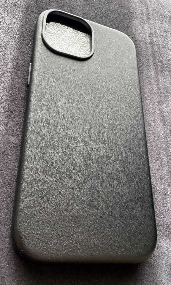 Capa iPhone 15 em pele