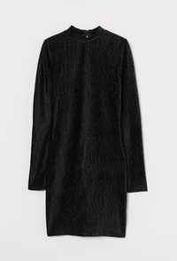 Czarna sukienka z wyciętymi plecami
