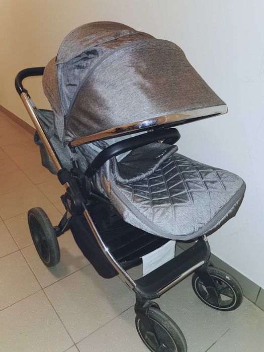 Wózek spacerowy venicci tinum 2.0 składa się jedną ręką