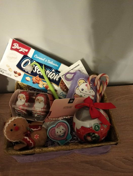 Świąteczny kosz prezentowany