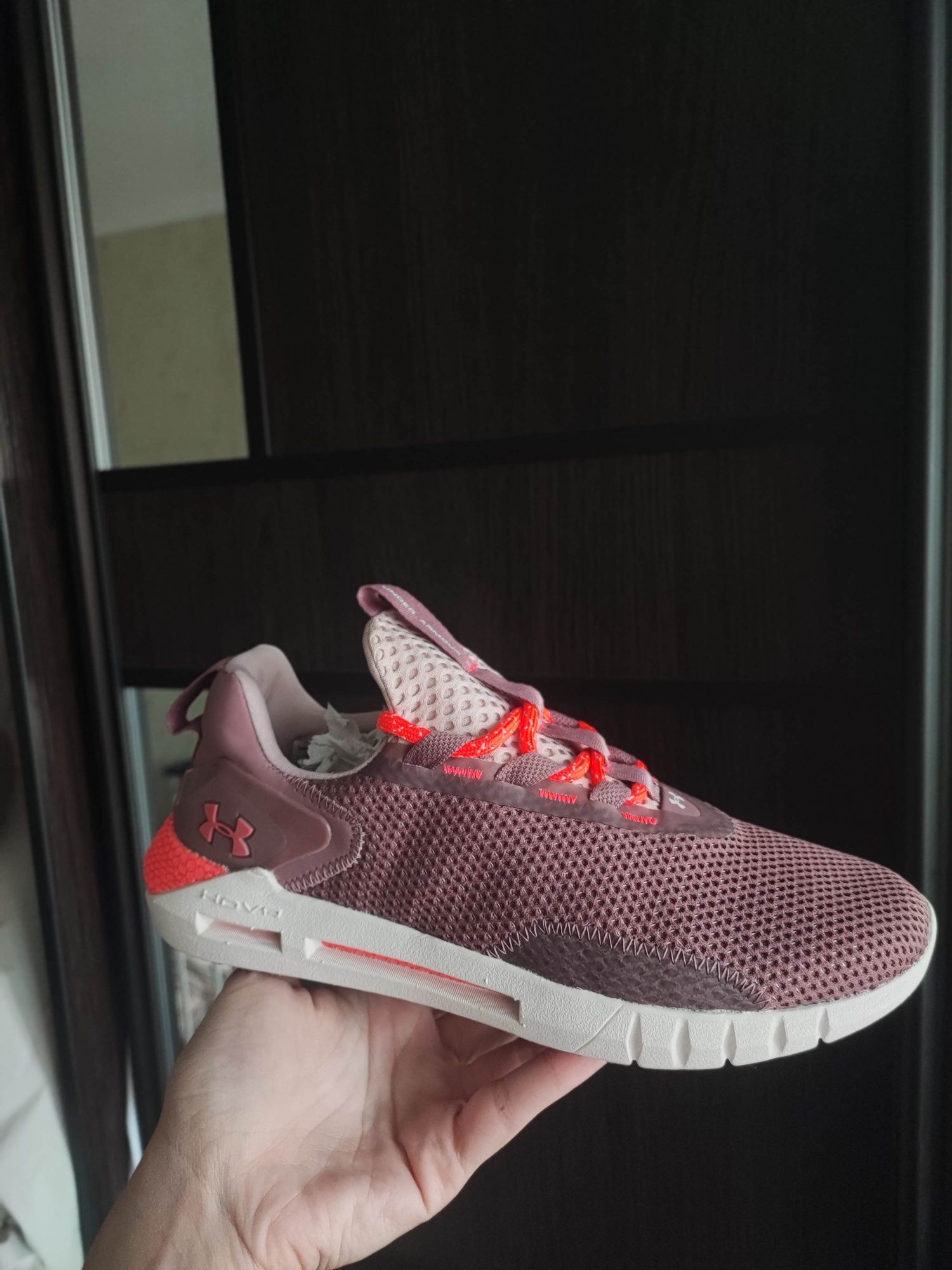 Продам кросівки Under Armour W HOVR STRT.