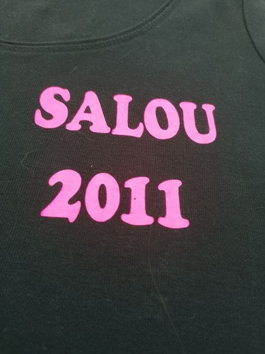 Czarny t-shirt z różowo neonowym nadrukiem