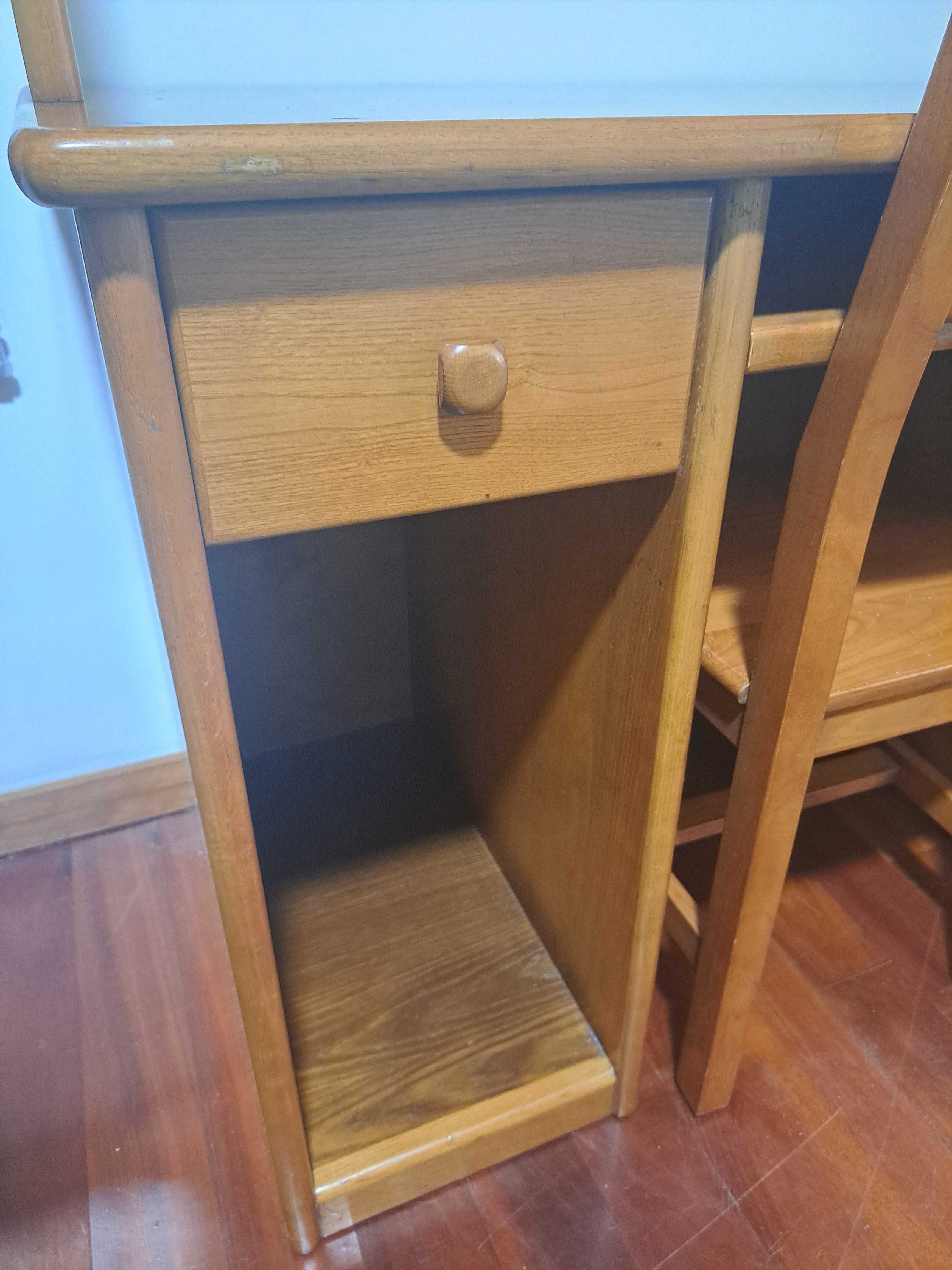 Móvel de quarto com cadeira e mesa