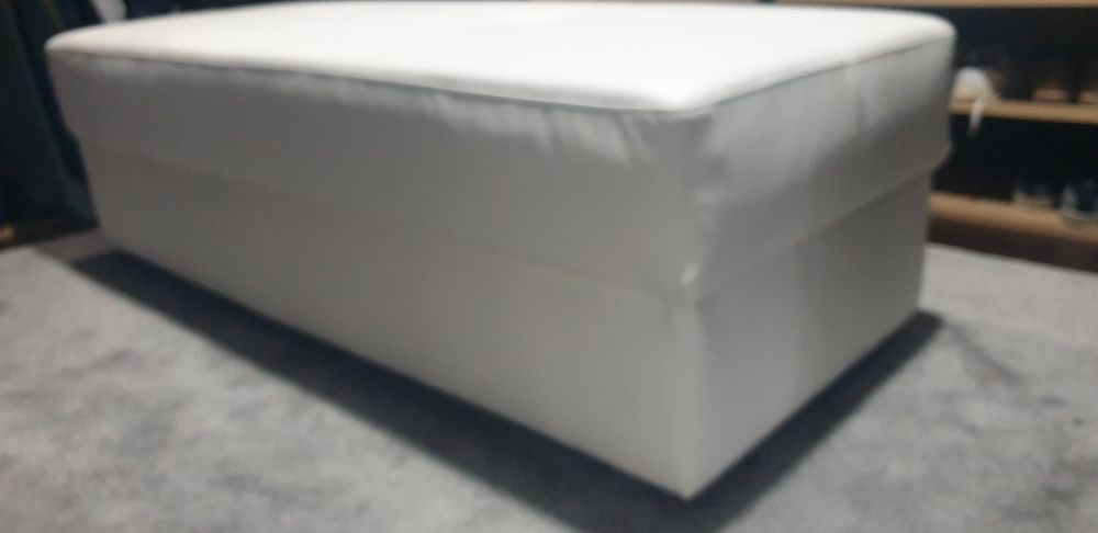 Puff Branco com 1.40 Cump x 61 Larg x 44 Alt.