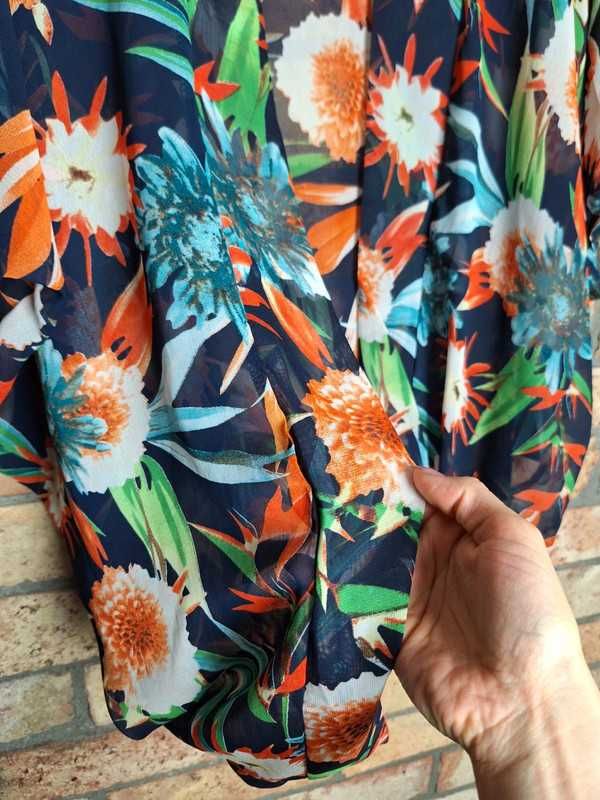 Cienka letnia narzutka na bluzkę na strój kąpielowy w kwiaty M/L