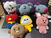 Bonequinhos de Crochê Estilo BT21 – Presentes Cheios de Carinho