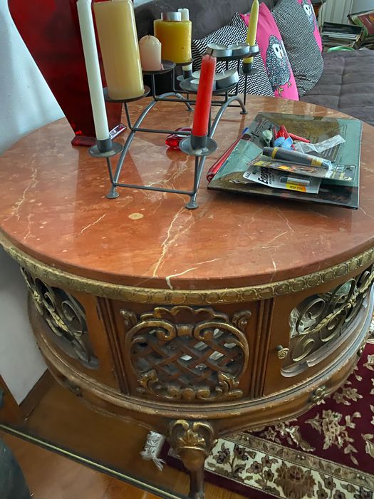 Piekny rzeźbiony stół z marmurowym blatem