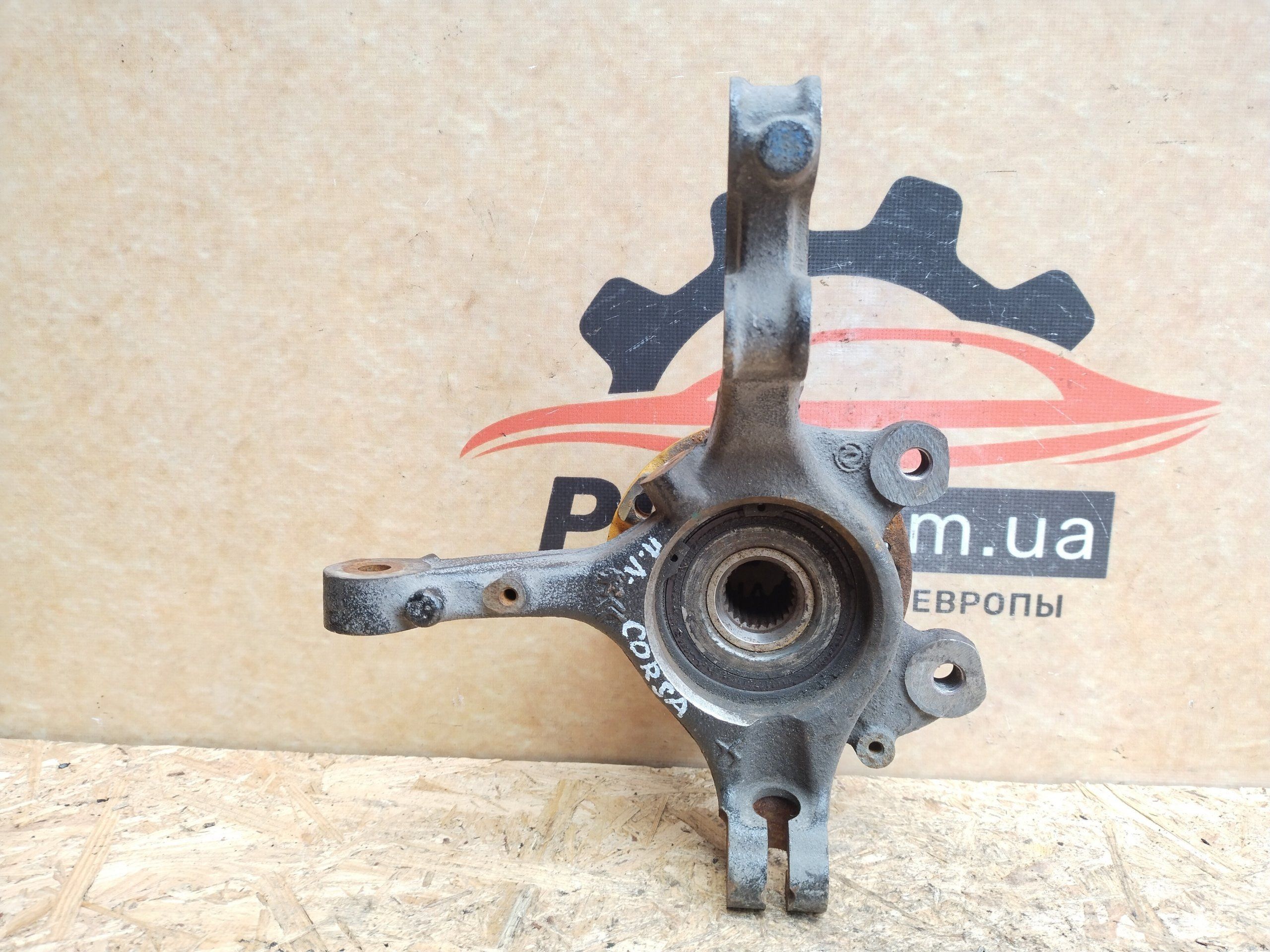 Opel Corsa F 19- ступица поворотный кулак левый передний 9826780480