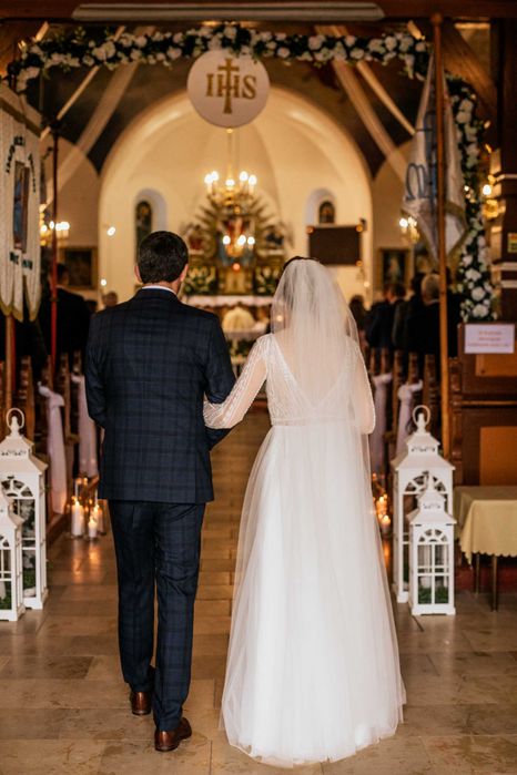 Suknia ślubna na drobną Pannę Młodą (długi rękaw, odkryte plecy, tiul)